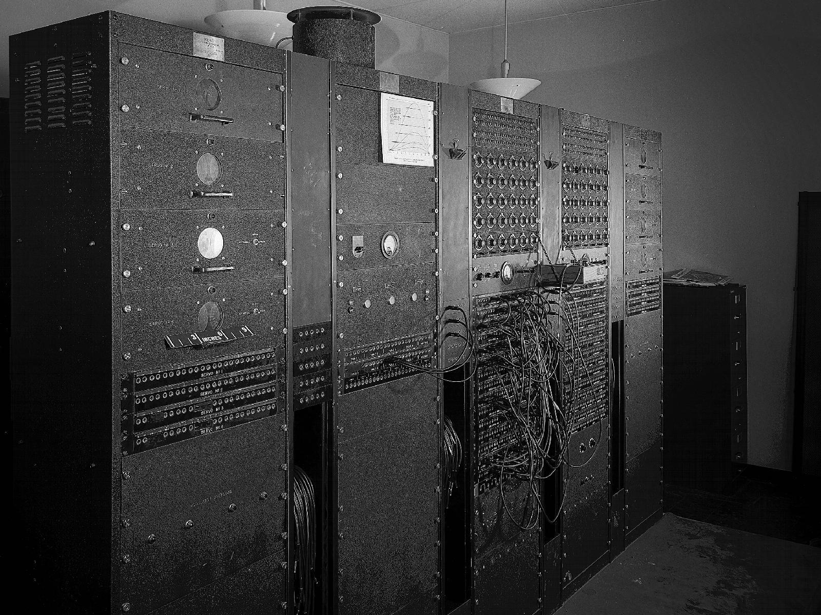 Computador antigo (1949)Reeves Electronic Analog Computer Crédito da fotografia: NASA